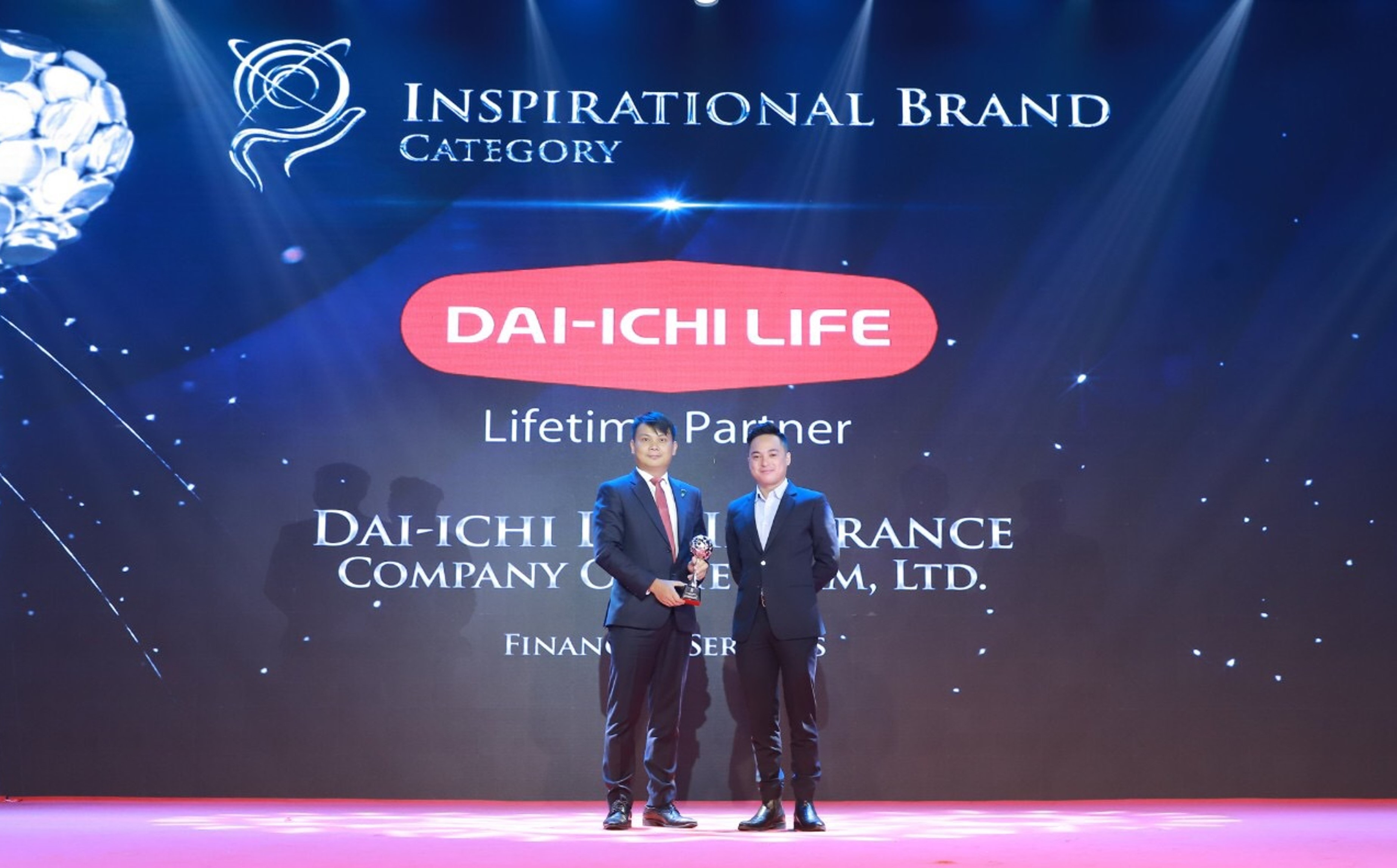   Ông Đặng Hồng Hải - Phó Tổng Giám đốc Điều hành Dai-ichi Life Việt Nam (trái) nhận giải "Thương hiệu truyền cảm hứng" ("Inspirational Brand")